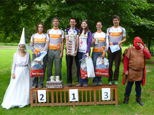 Martin Sajal a Lenka Kotačková na 2. místě, Bert Mikan a Markéta Kalinová na 3. místě v mixech. Piva jsem radši nechal ležet na zemi.