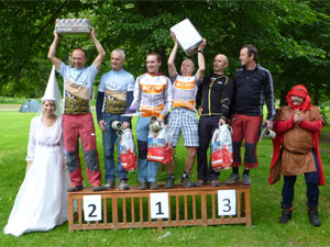 Ztracené kobylky - Dušan Lebeda a Honza Kabát vítězí jak ve veteránech, tak absolutně. Honza není vzpěrač, ale ta vyhraná piva byla opravdu těžká.